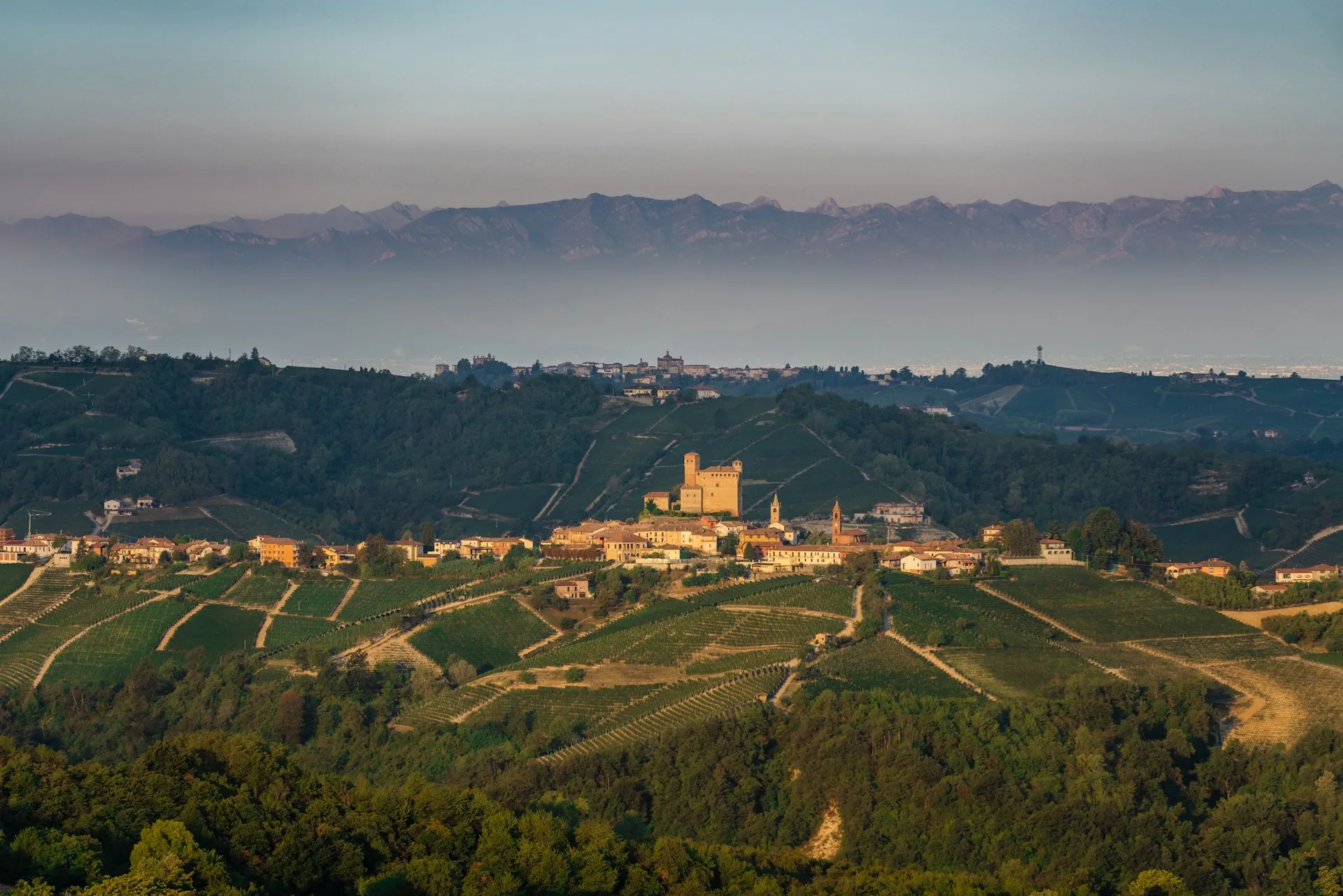Landsby på en bakketop i Langhe
