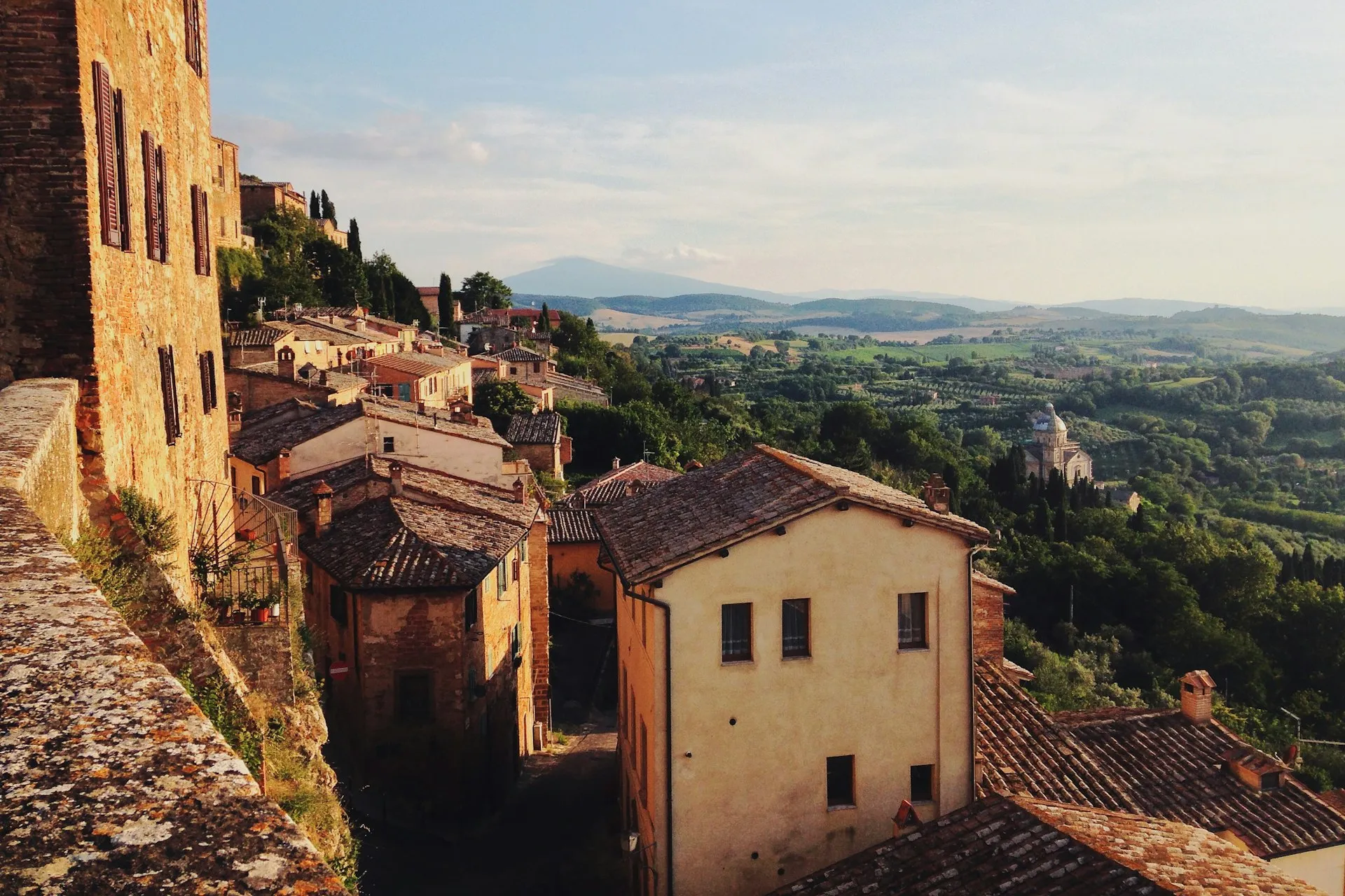 Stenhuse i en italiensk bakkeby