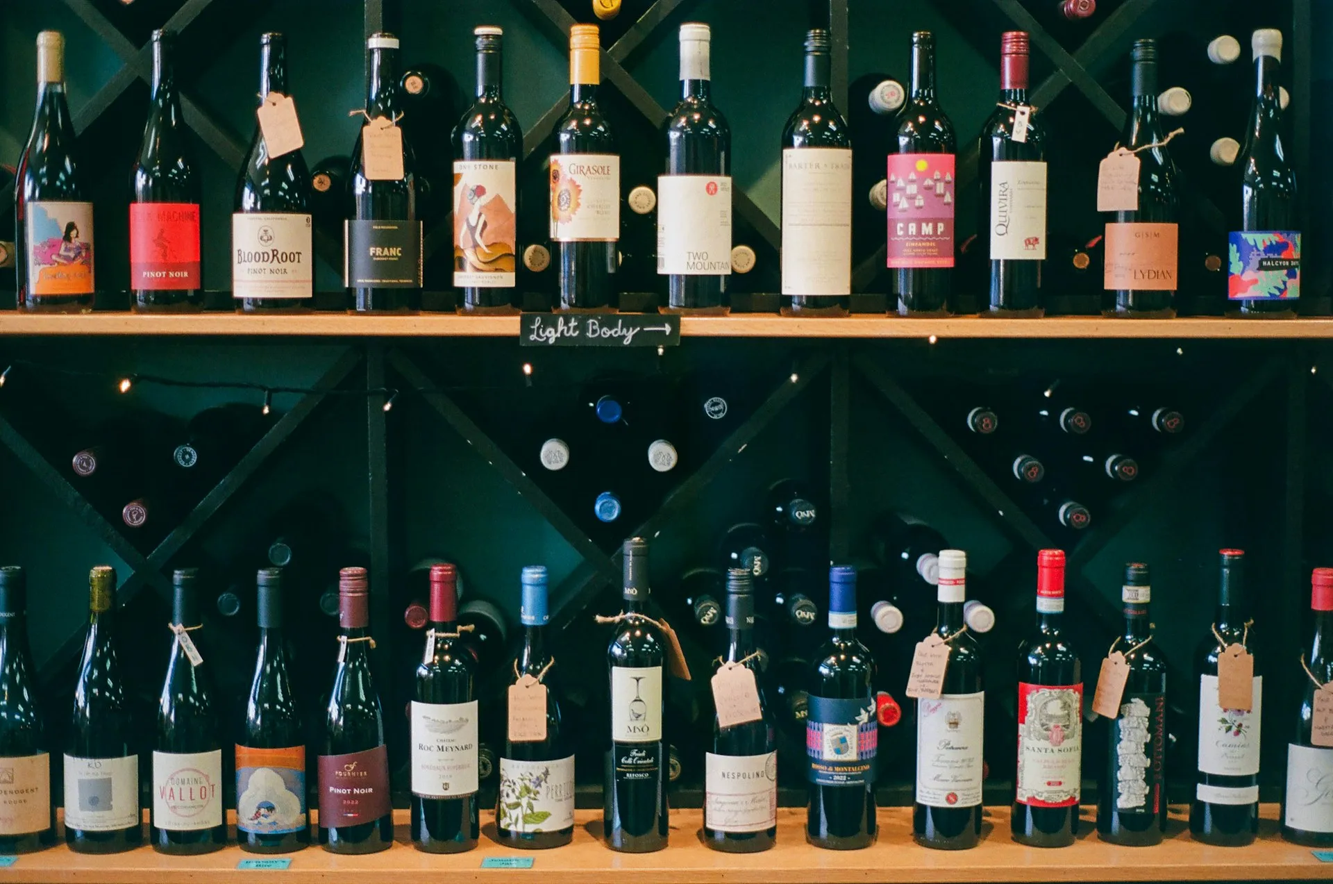 Hylder med vinflasker i en vinhandel